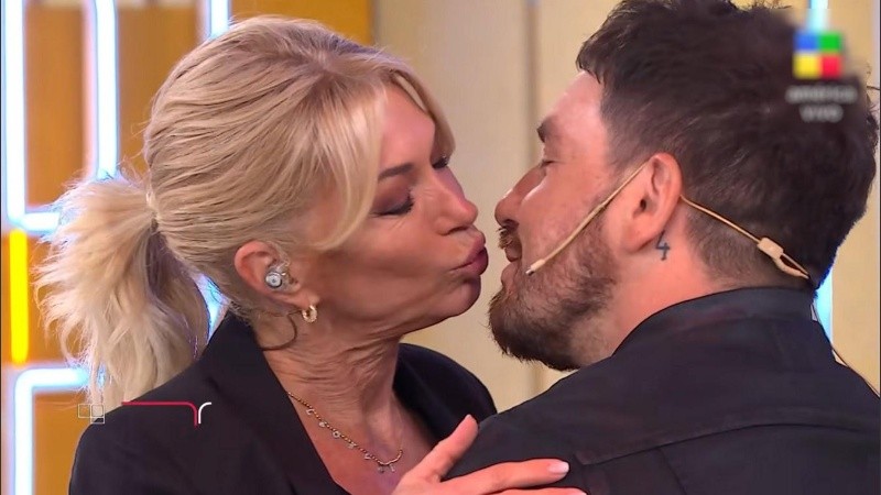 Yanina Latorre y el piquito con Federico Bal.