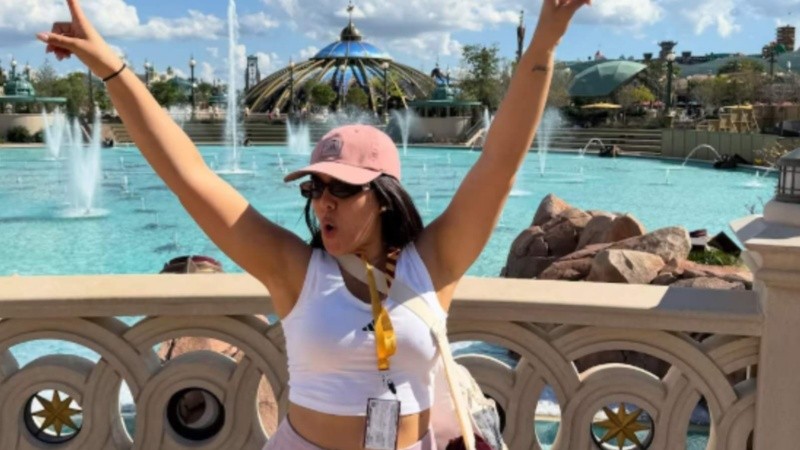 La artista está de vacaciones junto a una amiga