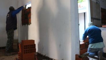 Albañiles con la cara tapada trabajando en Solís 3127.