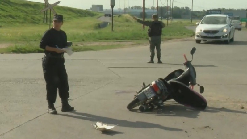 La Motomel quedó sobre el asfalto luego del choque con el camión.