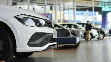 Los patentamientos de autos cayeron durante octubre, aunque las ventas siguen por encima de las del año pasado.