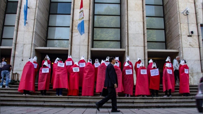 Vestidas como en el Cuento de la Criada, se manifestaron frente a Tribunales.