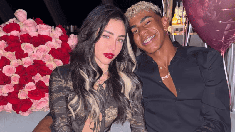 Nicki junto al futbolista del Barcelona.