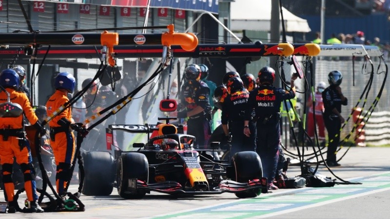 &nbsp;La regla de dos paradas obligatorias sería un incentivo para que los pilotos exigan al máximo los autos.