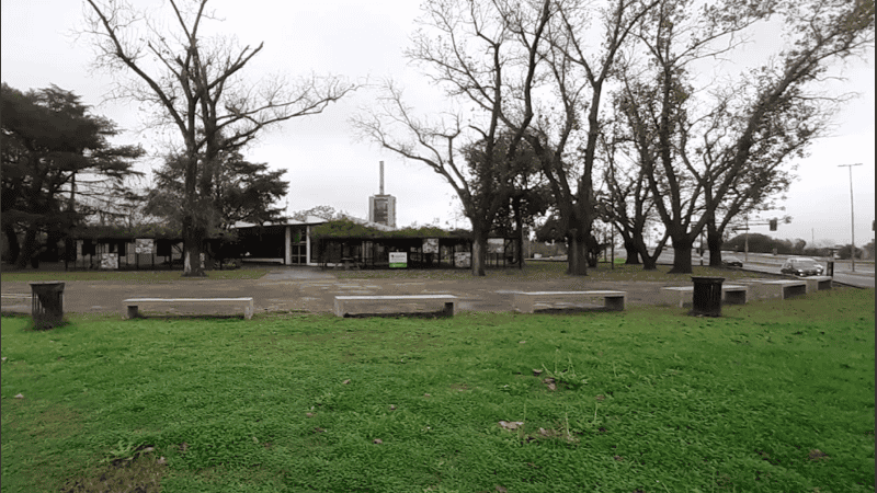 El predio tiene su explanada exterior deteriorada por raíces de árboles, y hay filtraciones en los techos.