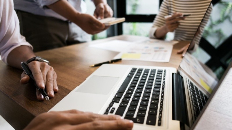 El avance de la IA no está recortando empleos en Latinoamérica, pero sí exige transformaciones y candidatos más calificados.