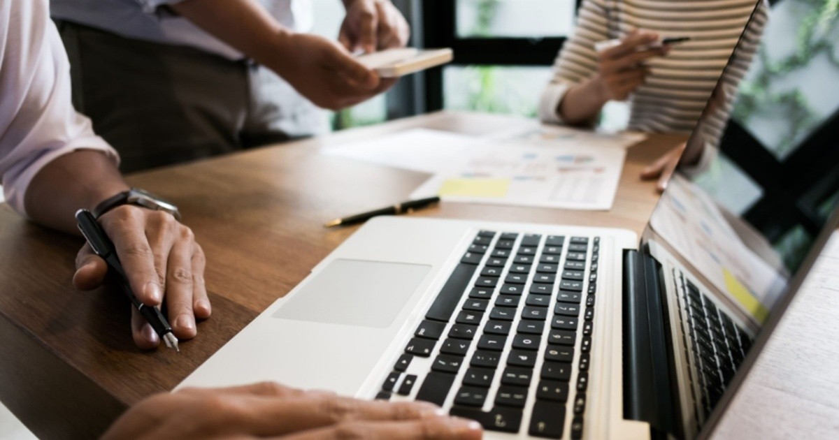 El avance de la IA no está recortando empleos en Latinoamérica, pero sí exige ... - Rosario3 thumbnail