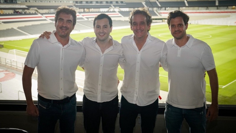 Di Carlo, el segundo de izquierda a derecha, junto a los otros directivos electos con un récord de votos en River.