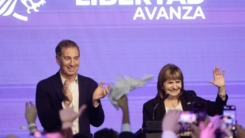 Santilli junto a Patricia Bullrich el domingo 26 de octubre, tras el triunfo electoral de LLA.