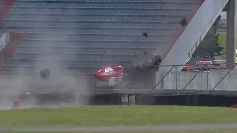 El Toyota de Gastaldi voló por los aires y terminó impactando contra una tribuna.