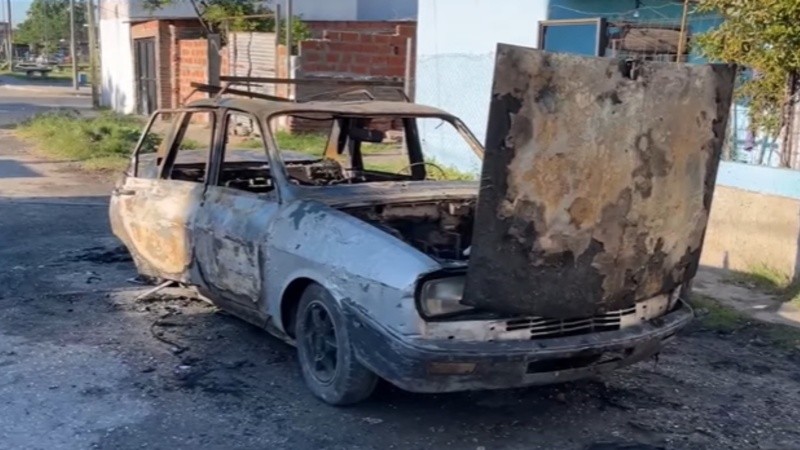 El Renault 12 de un vecino quedó consumido por las llamas.