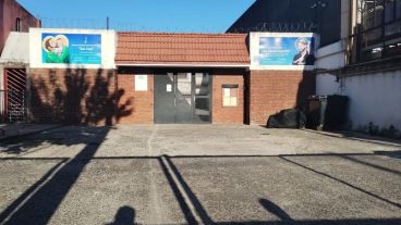 El ingreso a la escuela que sufrió reiterados robos en la última semana y media.