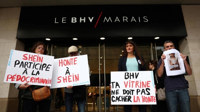 &nbsp;Manifestantes rechazaron el desembarco de Shein con una tienda física en la capital francesa.