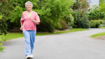 La actividad física se vinculó principalmente a un ritmo más lento de acumulación de tau, la proteína que daña las neuronas.