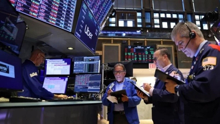 Los mercados se preparan para un nueva licitación de bonos. Sigue la baja de tasas.