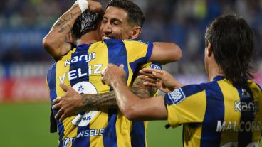 Di María y Véliz, dos de los jugadores canallas que tienen cuatro amarillas y están "en capilla".