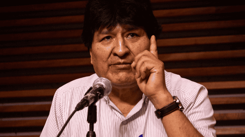 Actualmente, el exmandatario se encuentra en el Trópico de Cochabamba, su principal bastión político, donde alrededor de 2.000 seguidores lo custodian para impedir su detención.