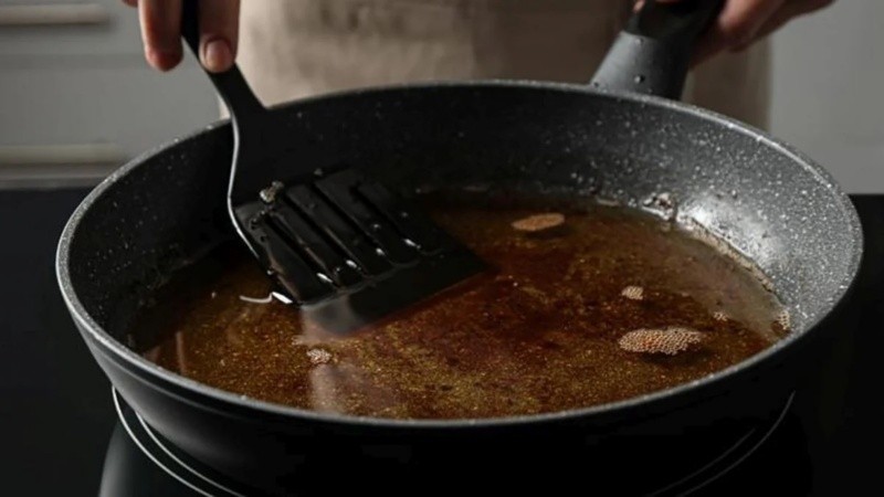 Freír y reciclar, una práctica que incorporan muchos comercios gastronómicos de la ciudad.