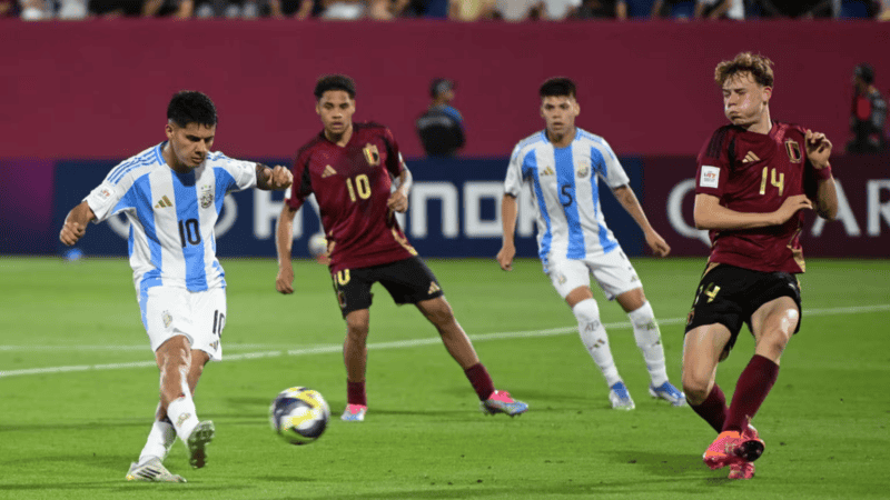 Los pibes argentinos comenzaron con una sonrisa.