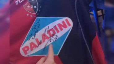 La foto de la prenda leprosa robada: lleva la firma de Maradona en el frente.