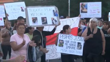 El homicidio del joven futbolista movilizó a una decenas de personas en la vecina localidad.