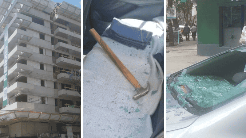 El martillo impactó contra el vidrio trasero del auto.