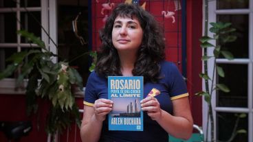 Arlen Buchara presenta este jueves "Rosario, perfil de una ciudad al límite" (Ediciones FutuRock).