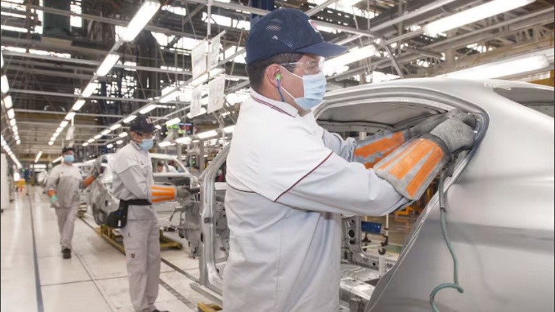 Autos: cayó la producción interanual por tercer mes consecutivo.