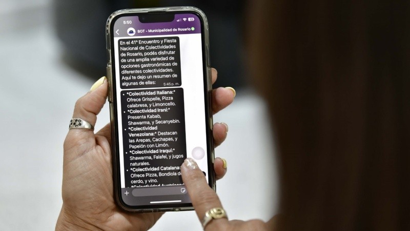 Se puede chatear con MuniBot al WhatsApp +54 9 341 544 0147.