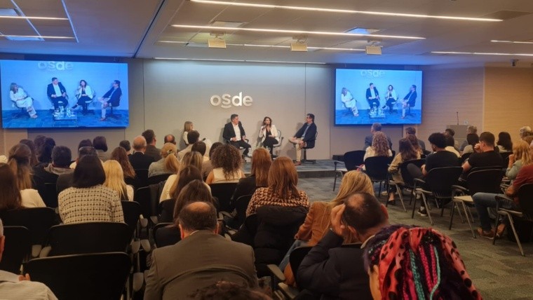 IDEA Rosario con el encuentro “IA + Personas: el desafío del presente” con un auditorio de OSDE a tope.