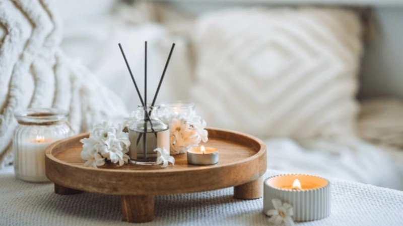 La energía de cada habitación puede potenciarse con ciertos aromas que armonizan el ambiente, equilibran las emociones y favorecen el bienestar.