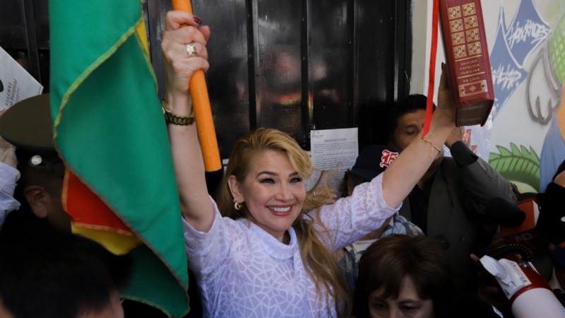 Áñez salió de la prisión de La Paz con una bandera de Bolivia en la mano, acompañada por sus hijos.