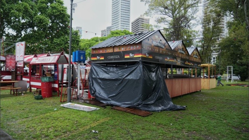 Los stands, tapados para evitar daños por el agua.