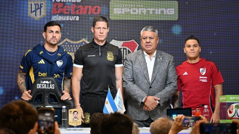 El árbitro Ramírez junto a Chiqui Tapia, Paredes y Quinteros, en la presentación del superclásico