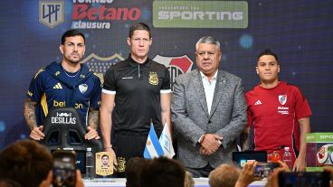 El árbitro Ramírez junto a Chiqui Tapia, Paredes y Quinteros, en la presentación del superclásico