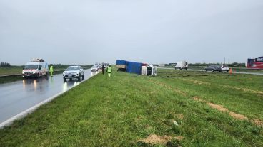 Impactante vuelco de un camión que venía hacia Rosario por la autopista a Buenos Aires.