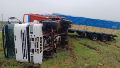 Impactante vuelco de un camión que venía hacia Rosario por la autopista a Buenos Aires.