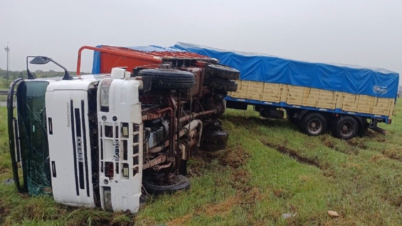 El camión quedó volcado entre ambos carriles de la autopista. 