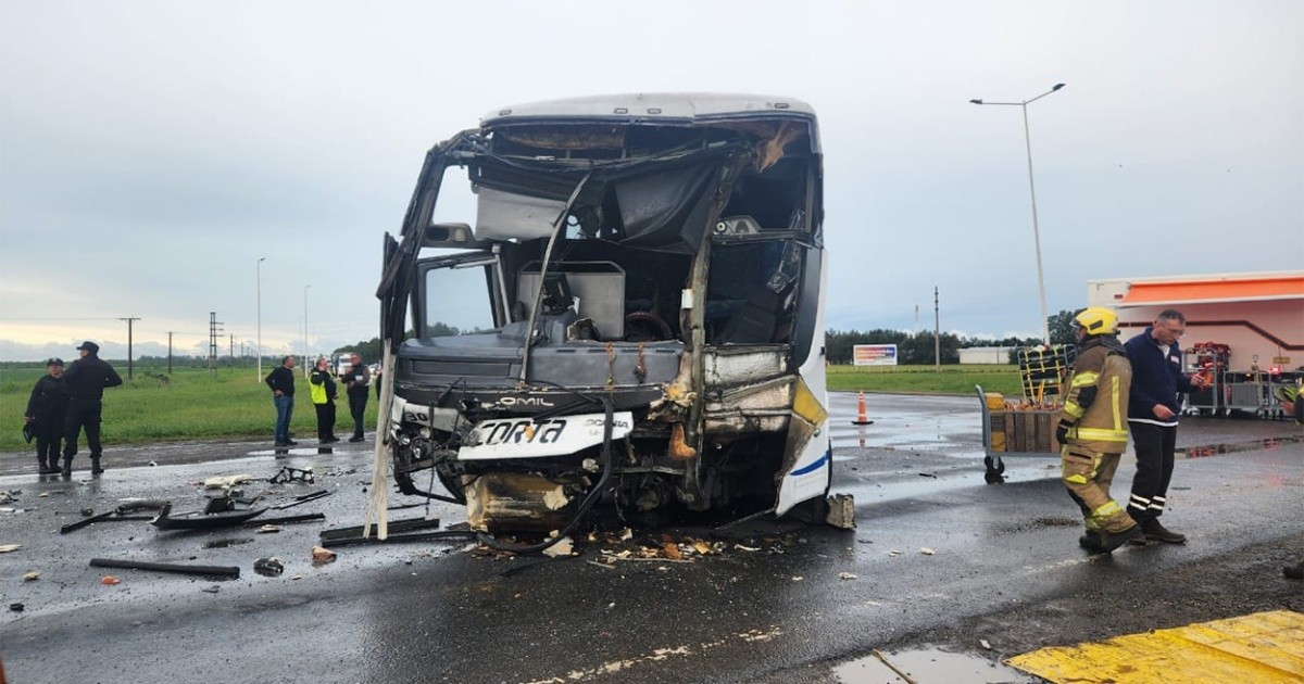 Fuerte choque entre un colectivo de pasajeros y un camión en un cruce ...