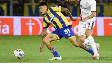 Navarro reemplazó a Ibarra en el mediocampo canalla.
