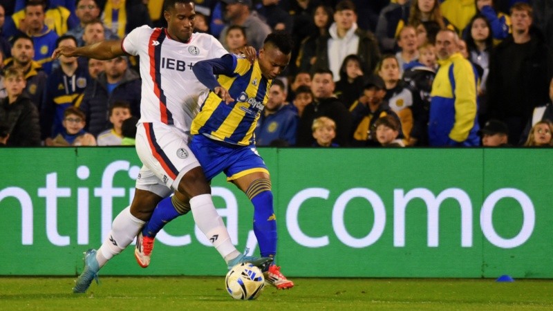 Campaz le gana la posición a Romaña en un contrataque.