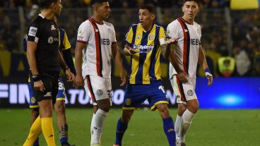 Di María le reclama a Tello por el gol anulado al paraguayo Giménez.