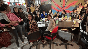 Madres y padres cursan el Eempa mientras los chicos van a sus talleres y jugan.