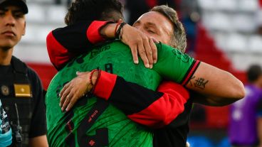 El abrazod de Bernardi con el arquero Lucas Hoyos después de la victoria.