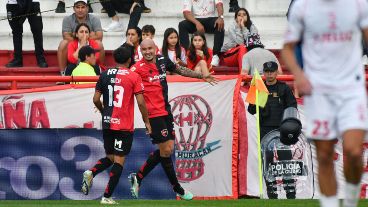 Cocoliso metió el segundo y trajo tranquilidad al Parque Independencia.