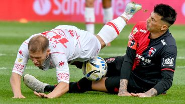 Cuesta, el autor de una salvada provindencial antes del gol de Newell's.