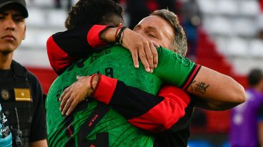 El abrazo del alivio entre Bernardi y Espínola, que hoy fue importante.