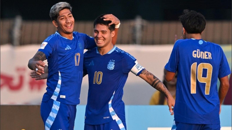 La selección argentina sub 17 celebró la victoria.