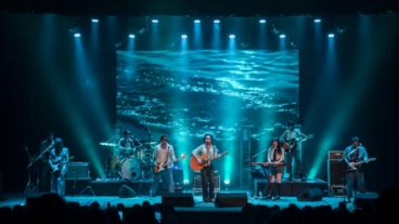 El público celebro las canciones de Coti en el teatro Astengo.