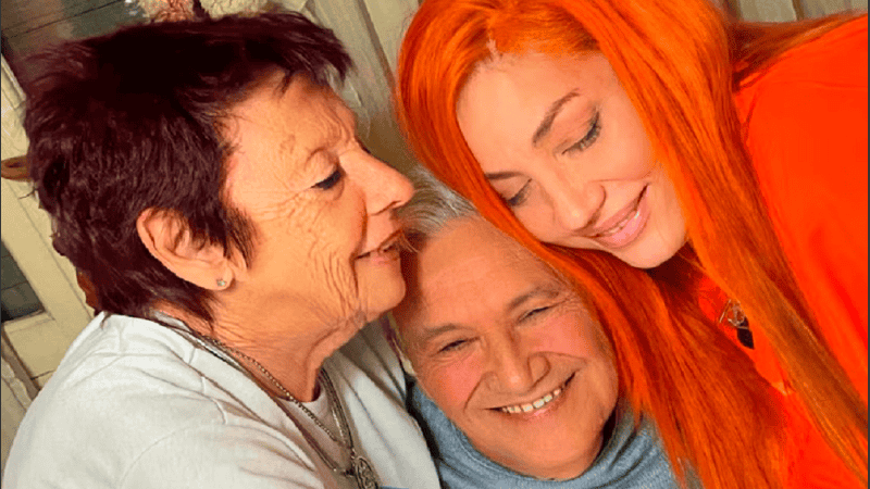 Después de mas de dos semanas de su rescate, se reencontró con sus familiares. En esta foto, junto a sus abuelos.